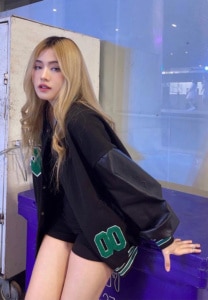 วีวี่-ศิษย์ชาญสิงห์-นักร้อง