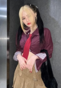 วีวี่ ศิษย์ชาญสิงห์ ผมทอง