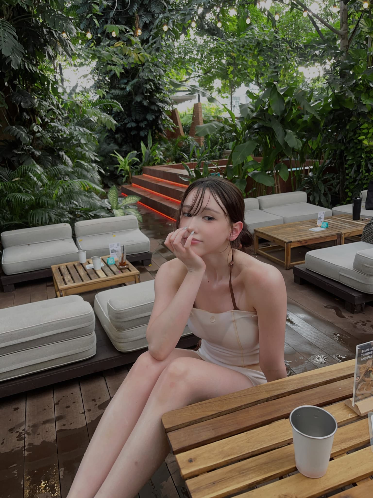 CHARI ชาริสา สมาชิก FELIZZ ในลุคคาเฟ่