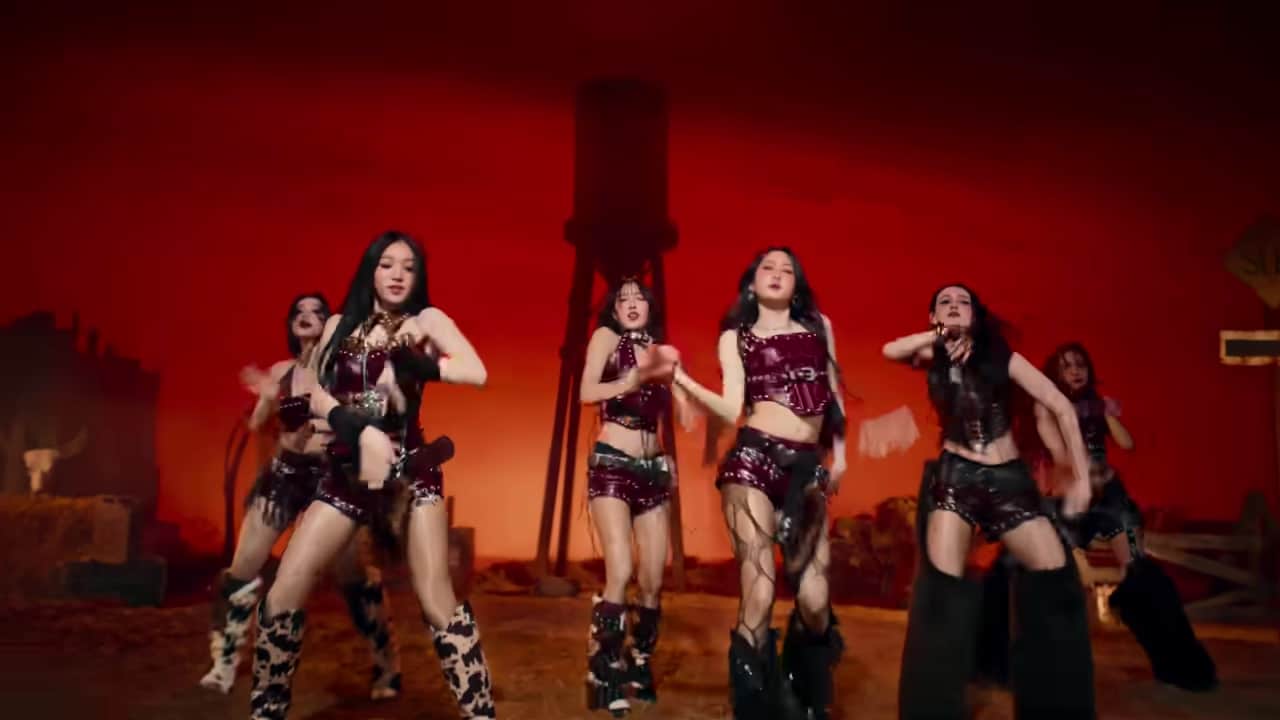FELIZZ ในลุคสีแดงจากเพลง Slay