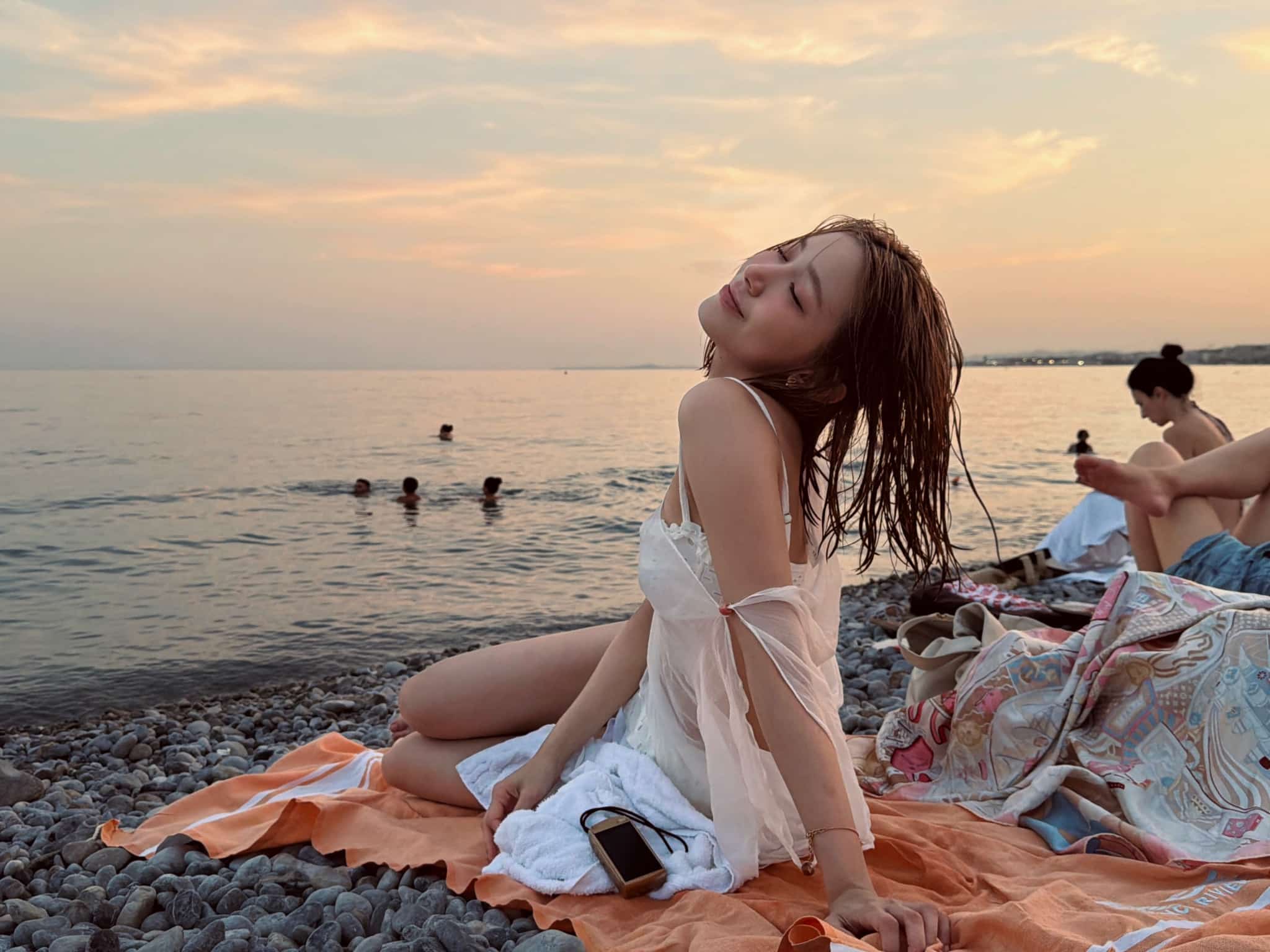JAOYING เจ้าหญิง ในภาพบรรยากาศริมทะเลจาก Instagram
