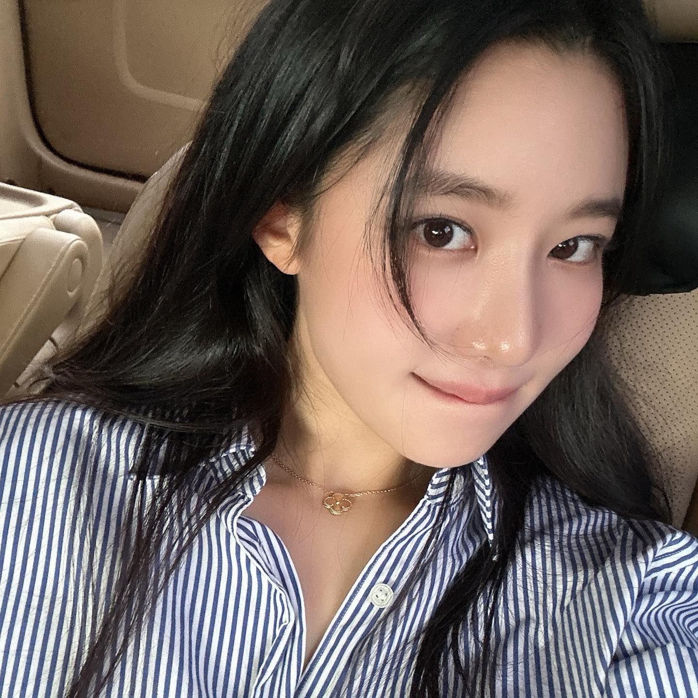 Johyun Shin Ji-won กับลุคเรียบที่ใช้ท่าทางและกรอบหน้าเป็นจุดนำสายตา