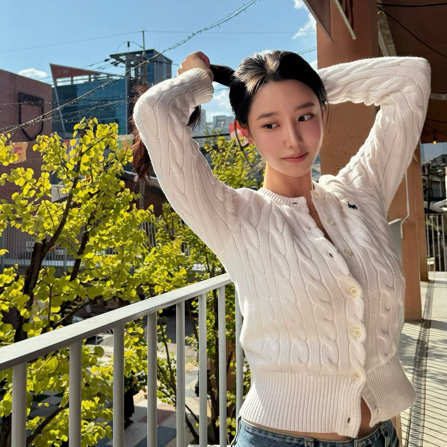 Johyun หรือ Shin Ji-won กับภาพกลางแจ้งที่ใช้แสงธรรมชาติและเส้นเสื้อผ้าเรียบ