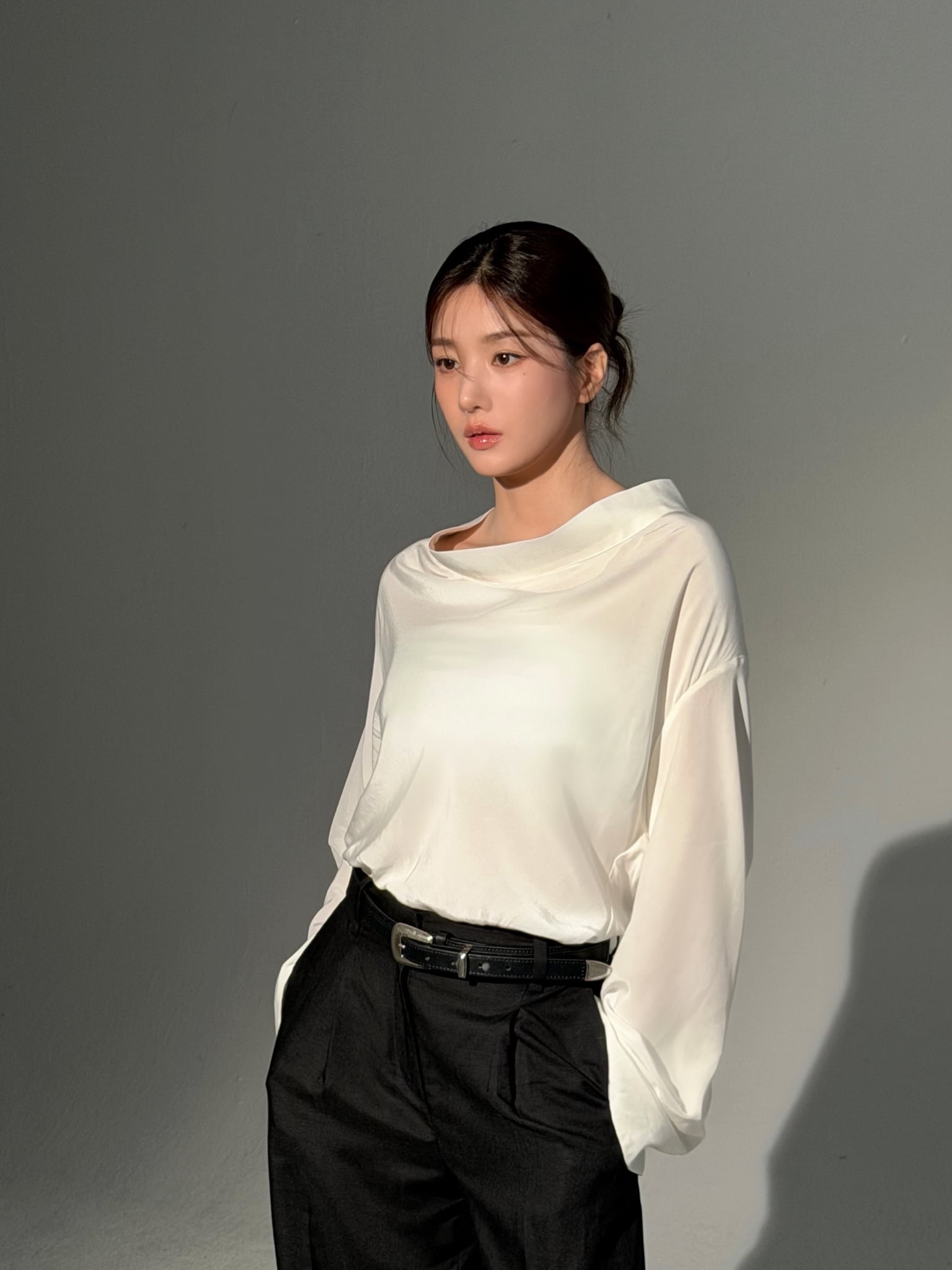 Kwon Eun-bi ในลุคเรียบที่เน้นการตัดเย็บและท่าทาง