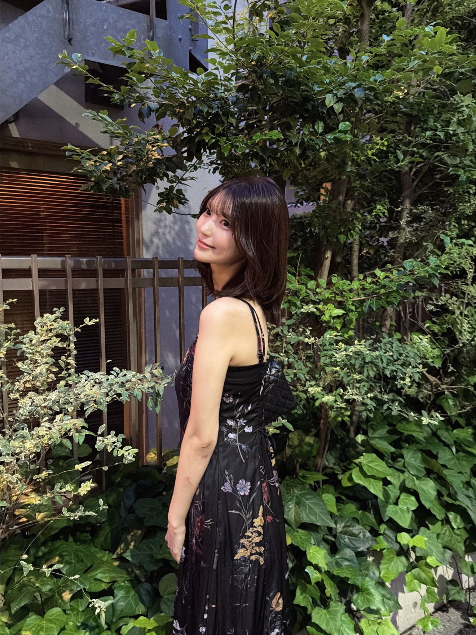 Hana Kuraki ในลุคเดรสดอกไม้ซึ่งเชื่อมกับชื่อ Flower