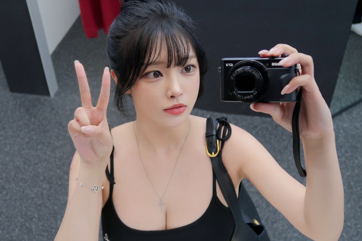 Kim Gap-ju กับลุคที่ใช้เสื้อสีเรียบให้ใบหน้าเป็นจุดนำ