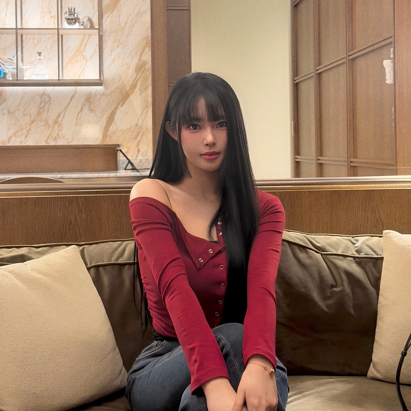 Kim Gap-ju ในภาพที่ใช้แสงธรรมชาติจากด้านข้างสร้างมิติให้ใบหน้า