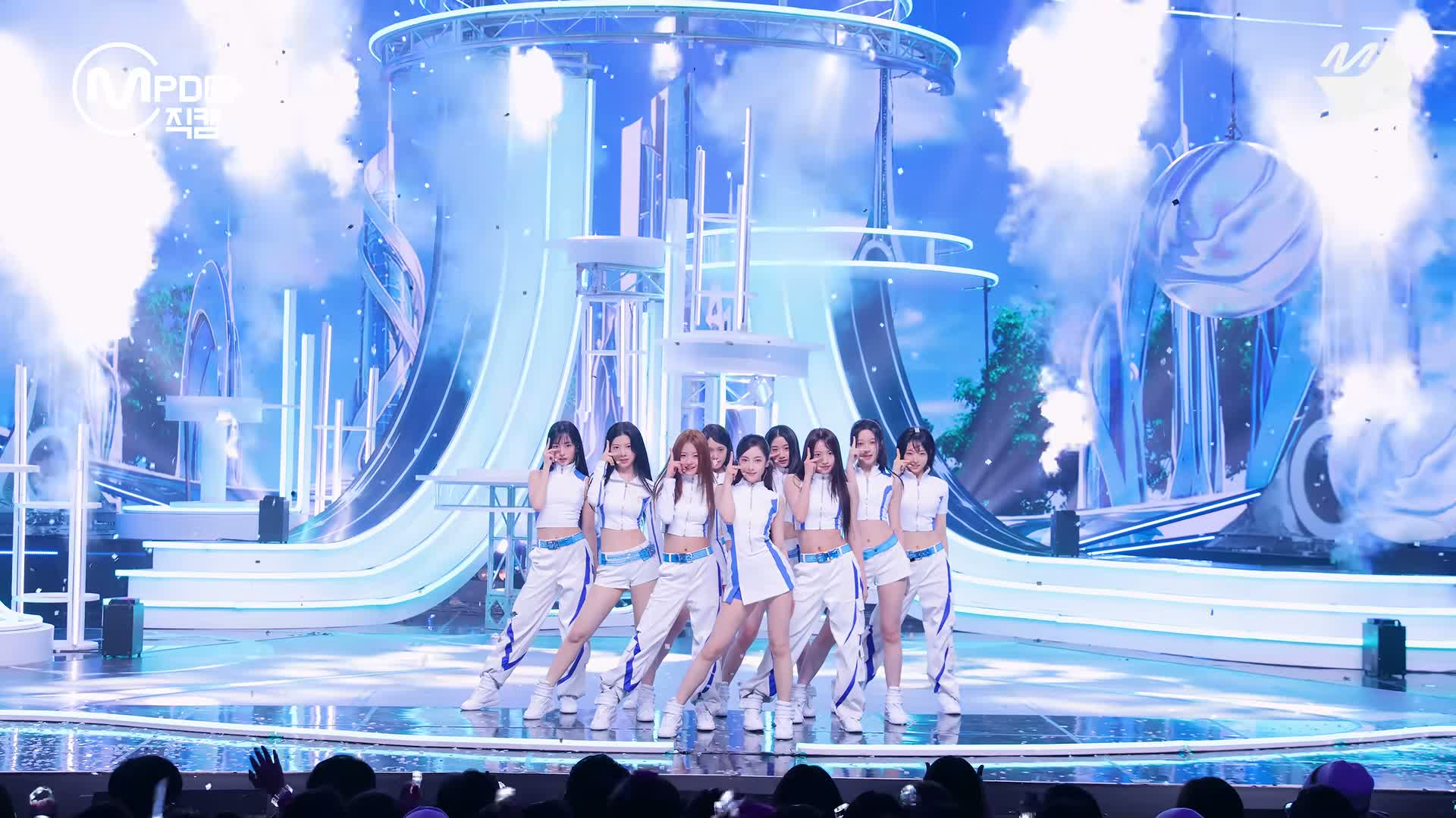 A2O LITE สมาชิกเก้าคนแสดงเพลง NEON บนเวที M COUNTDOWN