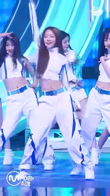 AIJING แสดงท่อนเต้นของ NEON บนเวที